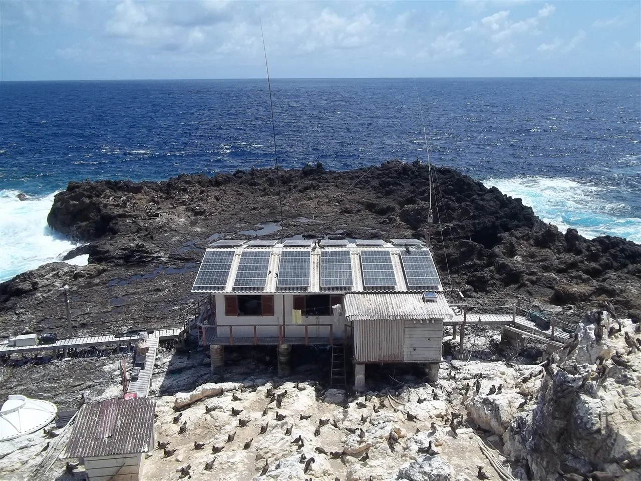 Estação Científica da Marinha do Brasil no Arquipélago de São Pedro e São Paulo, cercada por mar aberto, com cobertura em telha termoacústica Ecorenovar