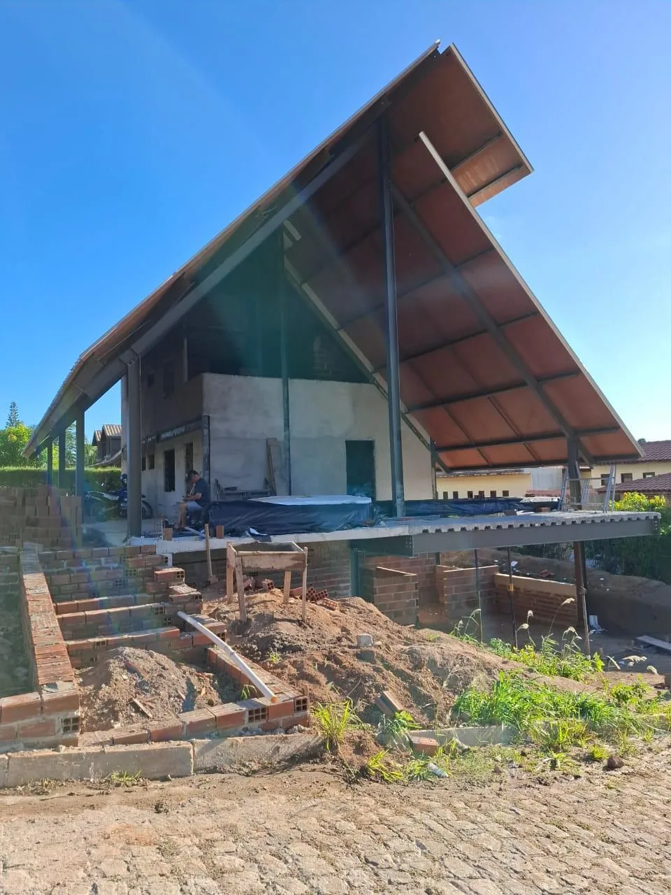 Chalé de alto padrão em construção com cobertura termoacústica em grande balanço sobre estrutura metálica