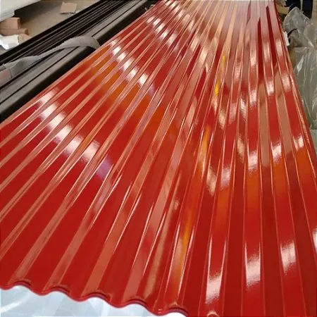 Telha termoacústica ondulada em acabamento terracota com pintura eletrostática, perfil de onda das faces