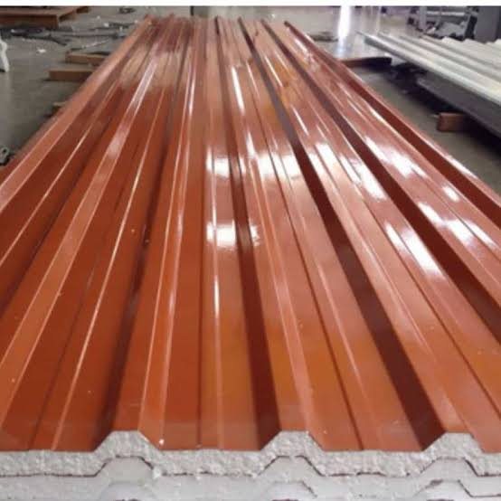 Telha sanduíche TP40 com núcleo EPS aparente e acabamento terracota
