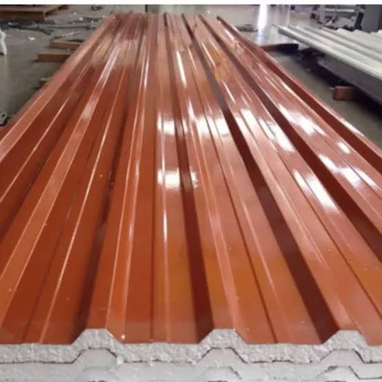 Telha sanduíche TP40 com núcleo EPS aparente e acabamento terracota