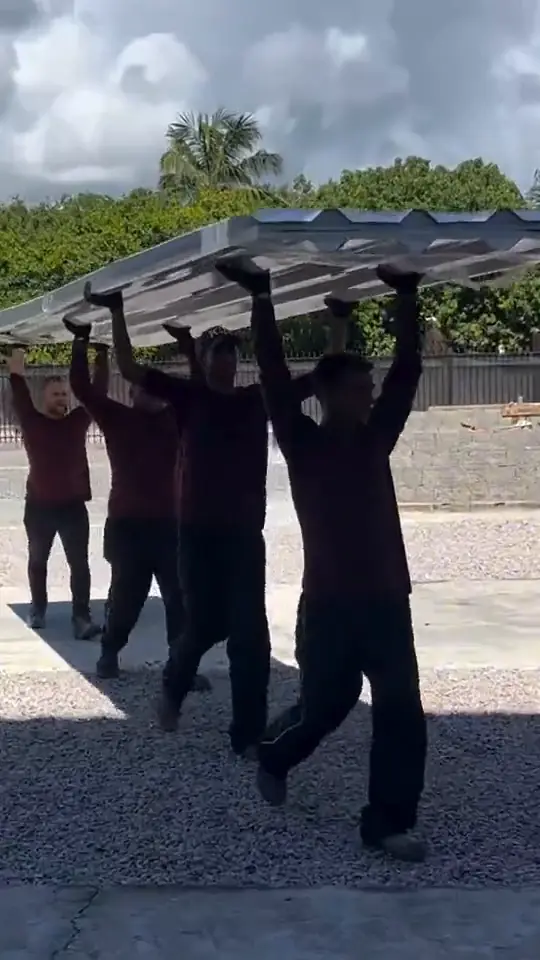Equipe erguendo telha termoacústica ao lado da Catedral Anglicana Comunhão